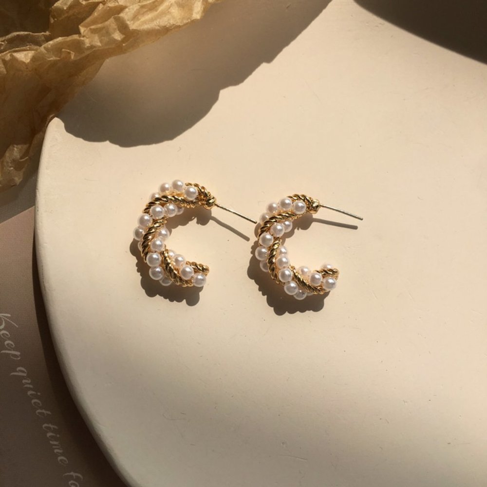 💙Pearls Twisted Croissant Dome Earrings - Picture 5 of 15